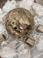 Pyrit kostička, koule nebo drúza s kalcitem