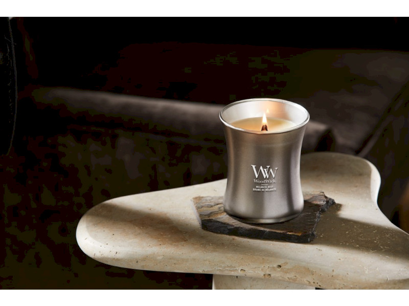 Woodwick Vonná svíčka střední ve skle METALICKÁ s dřevěným knotem, 275 g