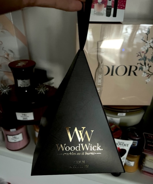 Woodwick Vonná svíčka ve skle s dřevěným praskajícím knotem, dárkové balení