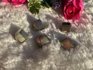 Pyrit kostička, koule nebo drúza s kalcitem