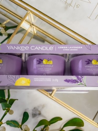 Yankee Candle Plněná votivní svíčka ve skle, 37 g - Balení: Svíčka ve skle 1 ks, Vůně svíčky: Vanilla Cupcake
