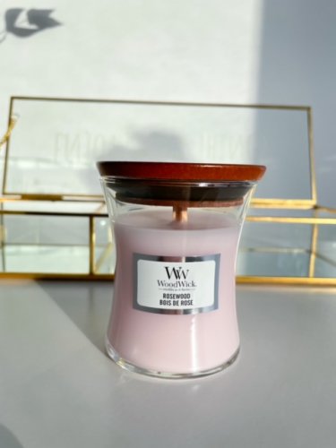 Woodwick Vonná svíčka malá ve skle s dřevěným praskajícím knotem, 89 g - Vůně svíčky: Soft Chambray