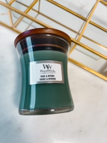 Woodwick Vonná svíčka malá ve skle s dřevěným praskajícím knotem, 89 g - Vůně svíčky: Soft Chambray
